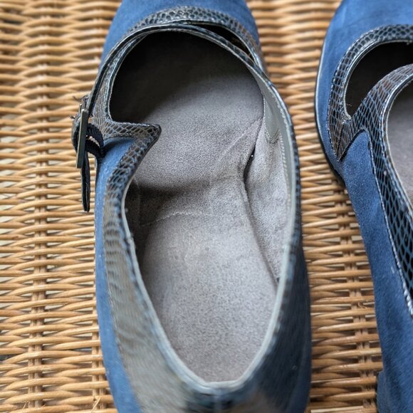 A2 by Aerosoles Navy Suede Mary Jane Pumps Size 9.5 EUC Comfortable Heels - Picture 11 of 12